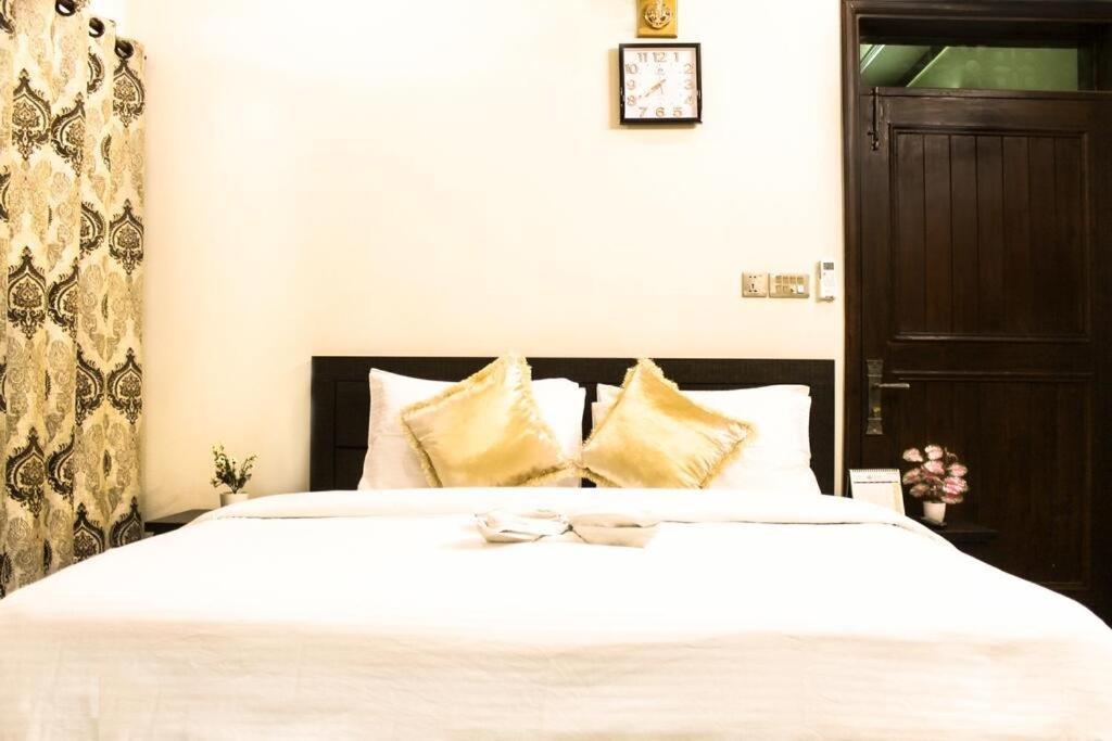 Luxury Living Rooms Near Agha Khan, Millennium, Nueplex 카라치 외부 사진