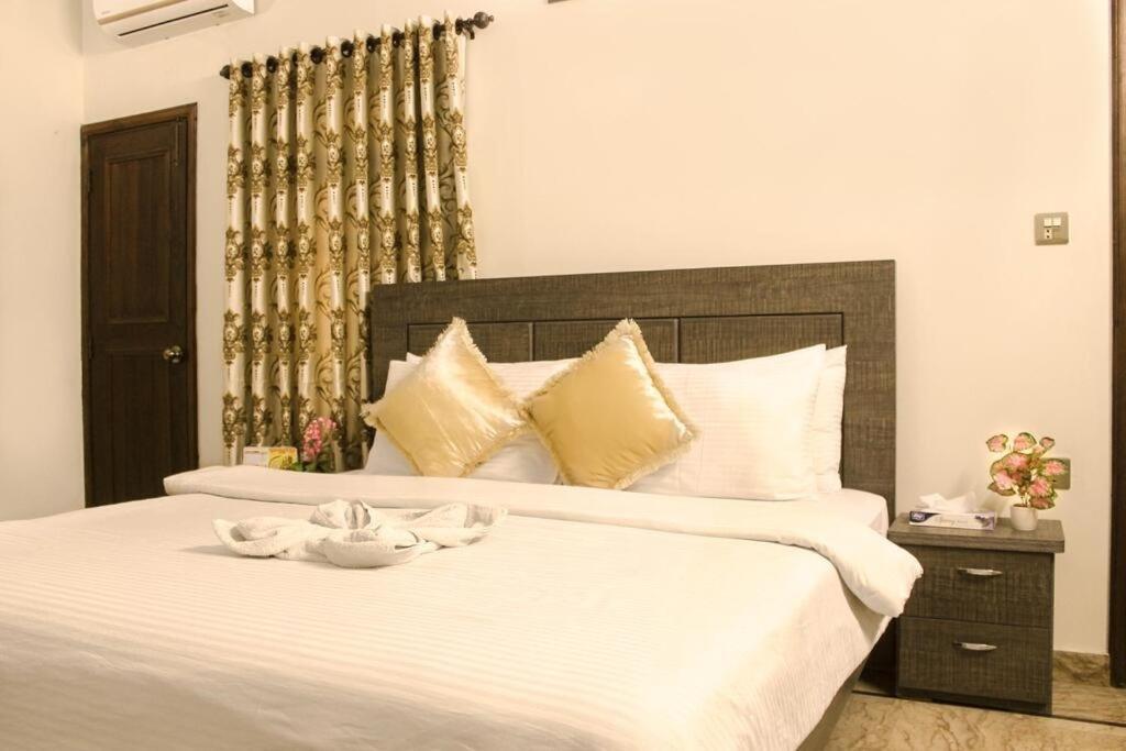 Luxury Living Rooms Near Agha Khan, Millennium, Nueplex 카라치 외부 사진