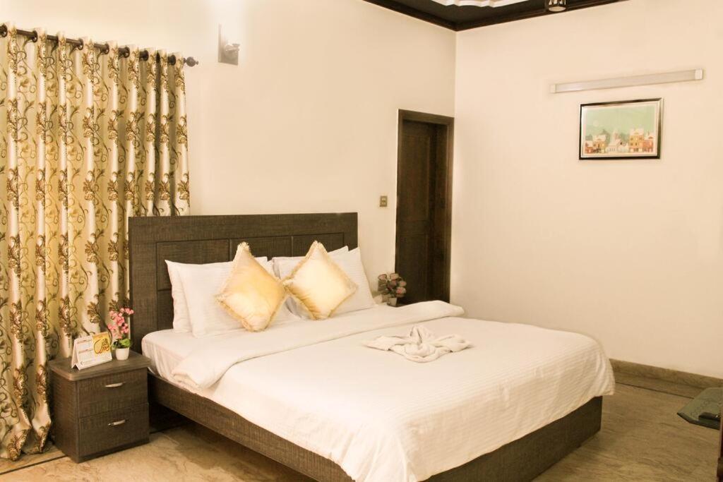 Luxury Living Rooms Near Agha Khan, Millennium, Nueplex 카라치 외부 사진