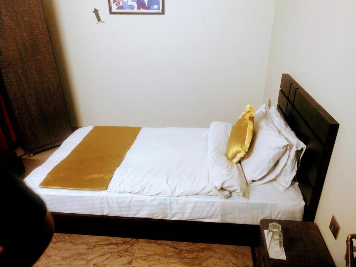 Luxury Living Rooms Near Agha Khan, Millennium, Nueplex 카라치 외부 사진