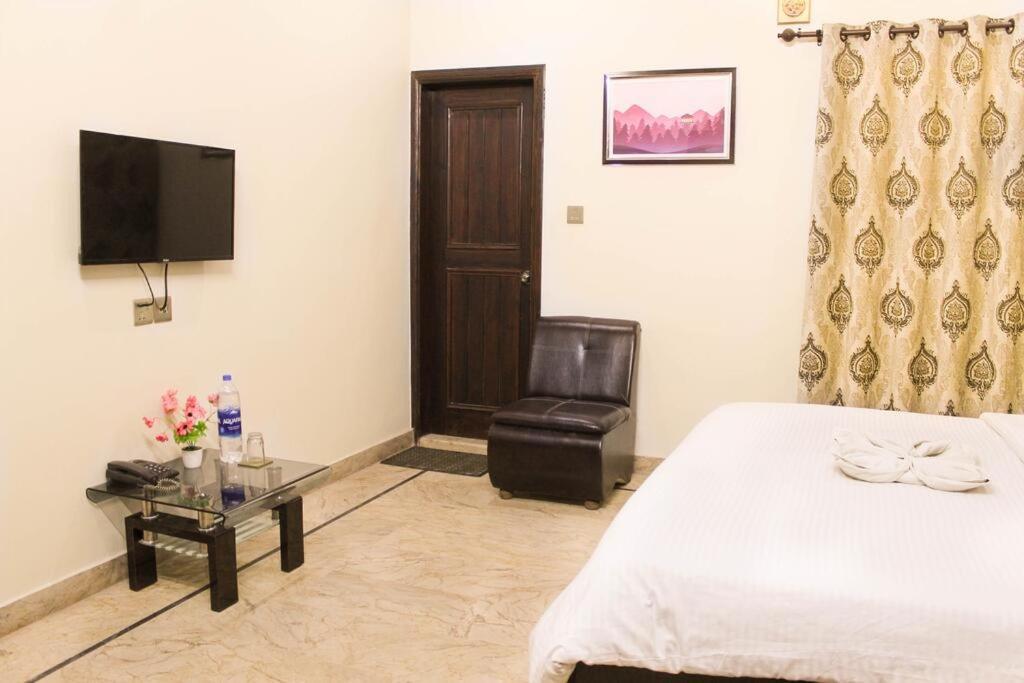 Luxury Living Rooms Near Agha Khan, Millennium, Nueplex 카라치 객실 사진