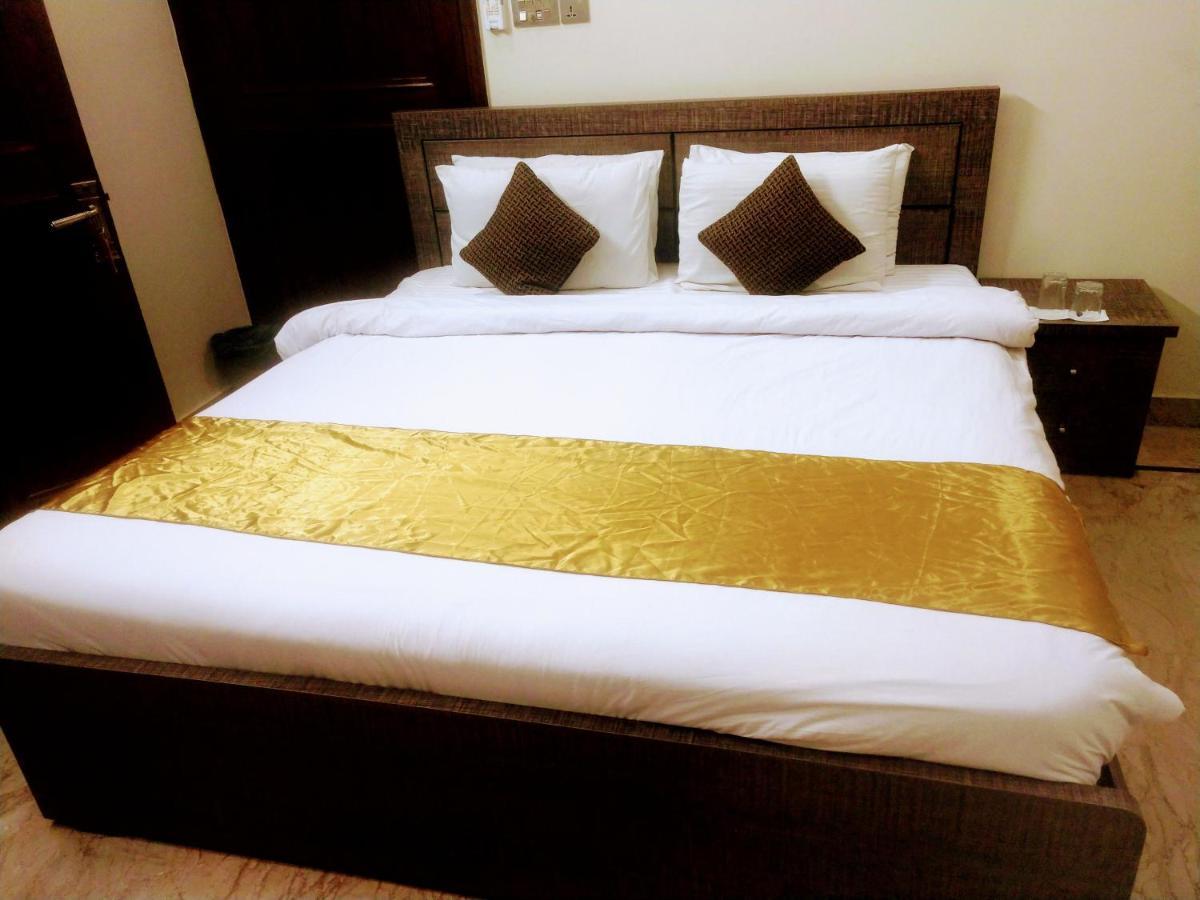 Luxury Living Rooms Near Agha Khan, Millennium, Nueplex 카라치 객실 사진
